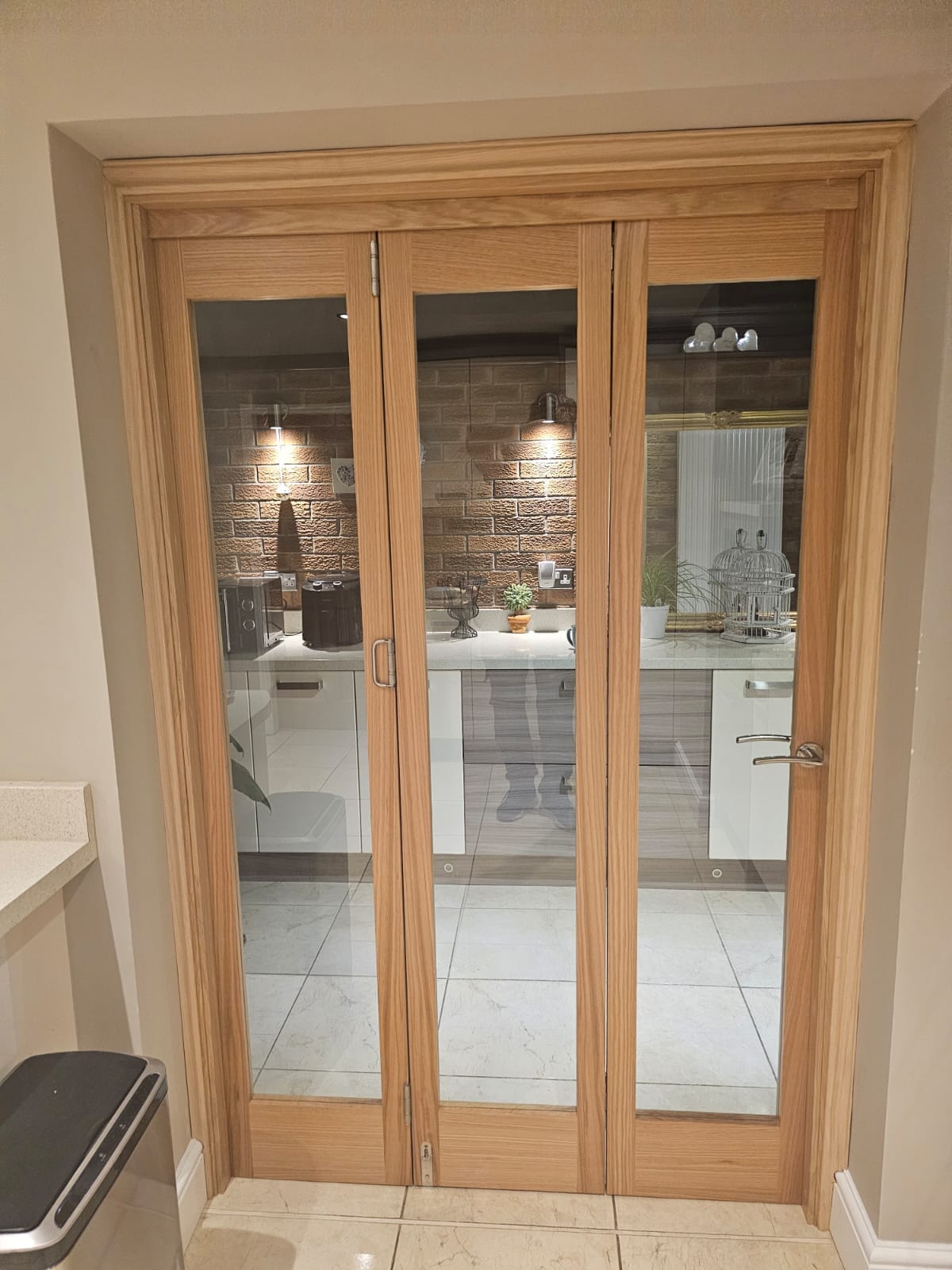 Glazed Oak Prefinished 4 Door Roomfold Grande (2 + 2 x 457mm Doors)